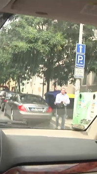 Zwei sexy küken werden im auto geknallt