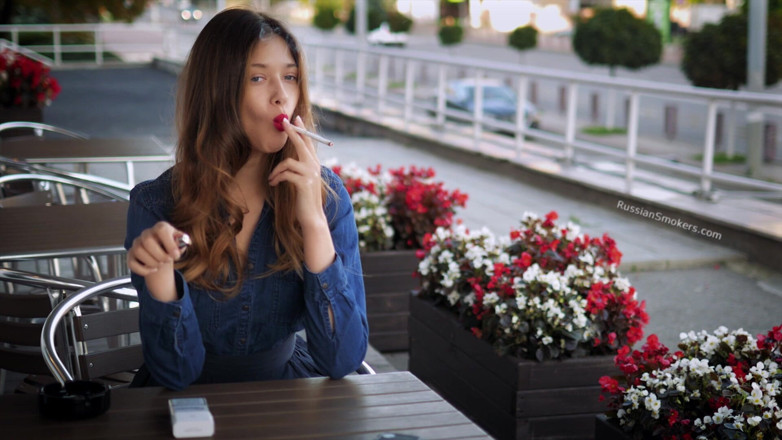 Russian Smokers: Magnetyczna rosyjska piękność bawi się dymem papierosowy