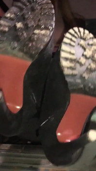 Karina di tempat parkir