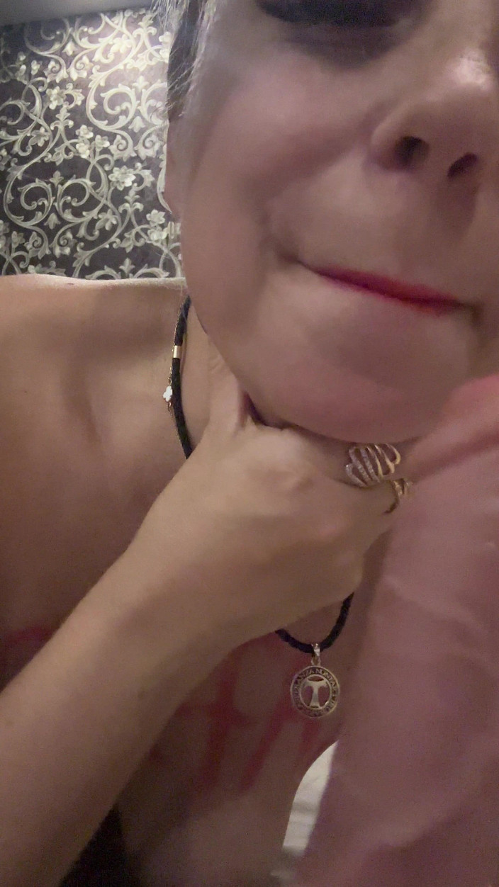 LarisaCum: Hraju si se svou kundičkou a zadkem! Ukazují těsné díry...