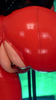 Bradavky hrají anální JOi latexový striptýz