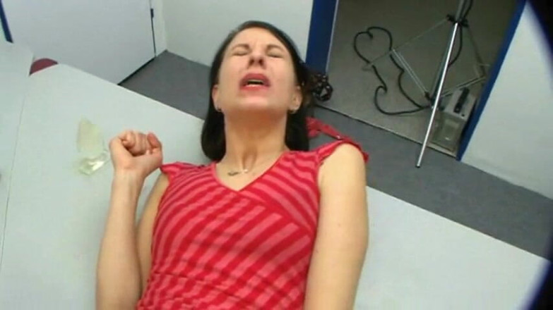Doris Distel: Dildo kaca untuk pantatku di kantor
