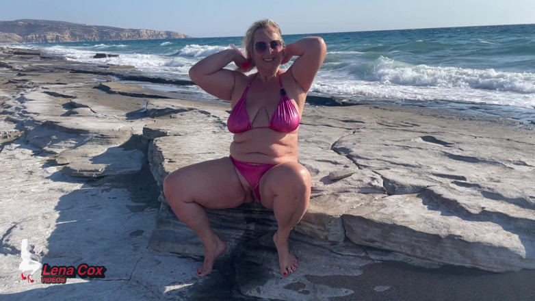 Lena Cox: Biquíni ninfomaníaca se masturba na praia - orgasmos arriscados esguichando