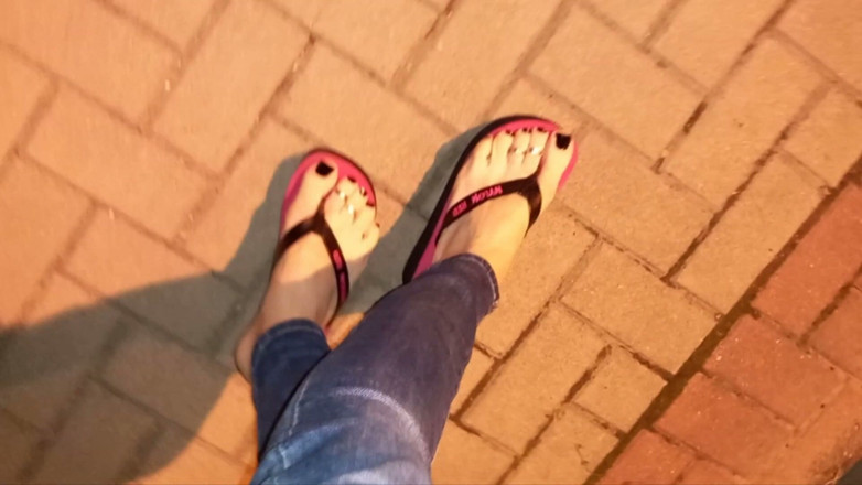 Heelex: Crossdresser w bardzo seksownych klapkach Chodzi po ulicy