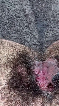 Awek Menggesel Menentang Dan Membawa Dirinya Ke Orgasme Jet / Memancut Mani Semasa Rakan Sebilik Di Bilik Mandi
