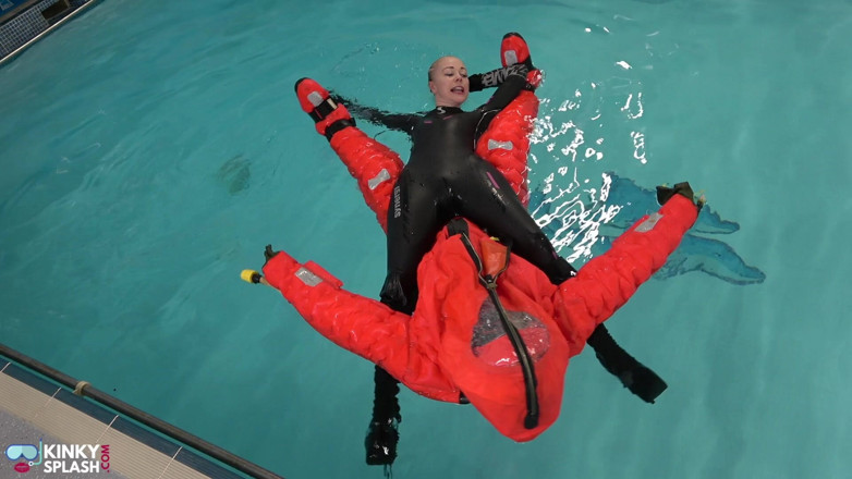 UKCuteGirl Lucy Lauren: Human Life Raft - Napompowany garnitur dominacja basenu niewolników