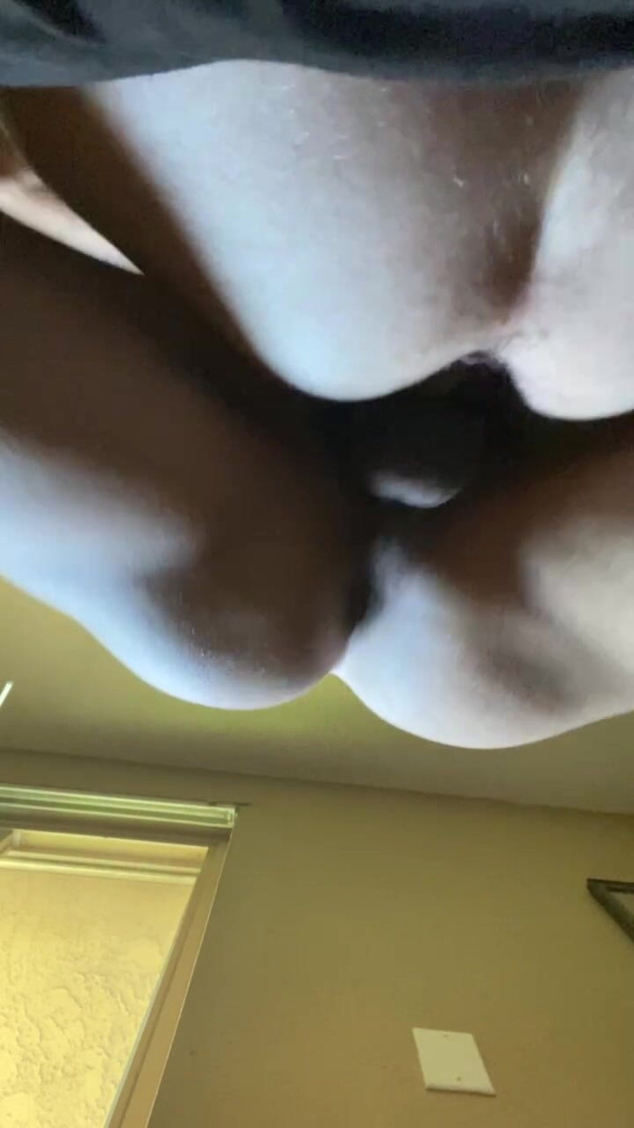 Texas-Toxicos: Latin kadın arkadaşlarının sıkı götünü sikiyor (alttan görünüm)