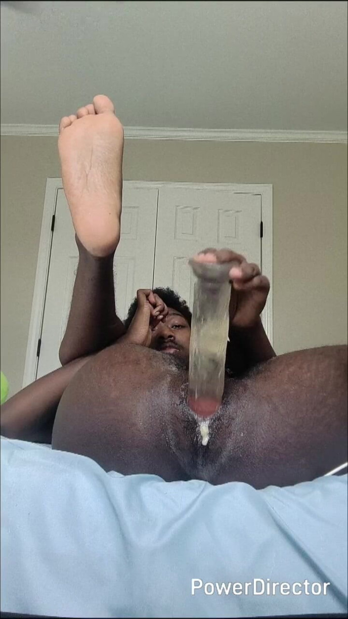 DaBlackFemboy: Il dildo in profondità nella mia figa durante la missionaria...