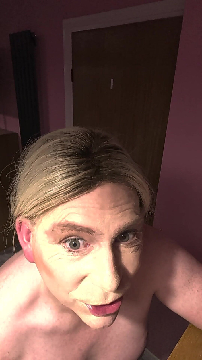 NikkiGee: ニッキーは太いディルドを取る