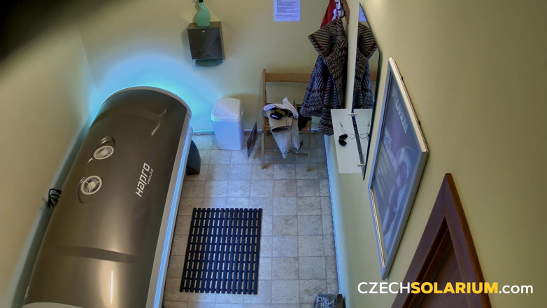 Czech Solarium: Solarium tchèque 1 : une brune se déshabille pour un show de...