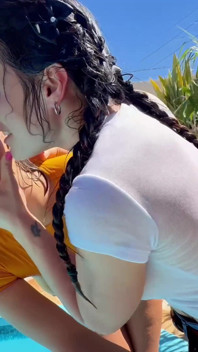 Kinky Mary me ose au bord de la piscine - taquinage lesbien mouillé et plugs anaux
