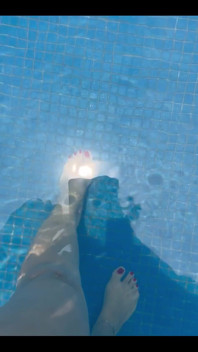 Quiero un masaje de pies en la piscina