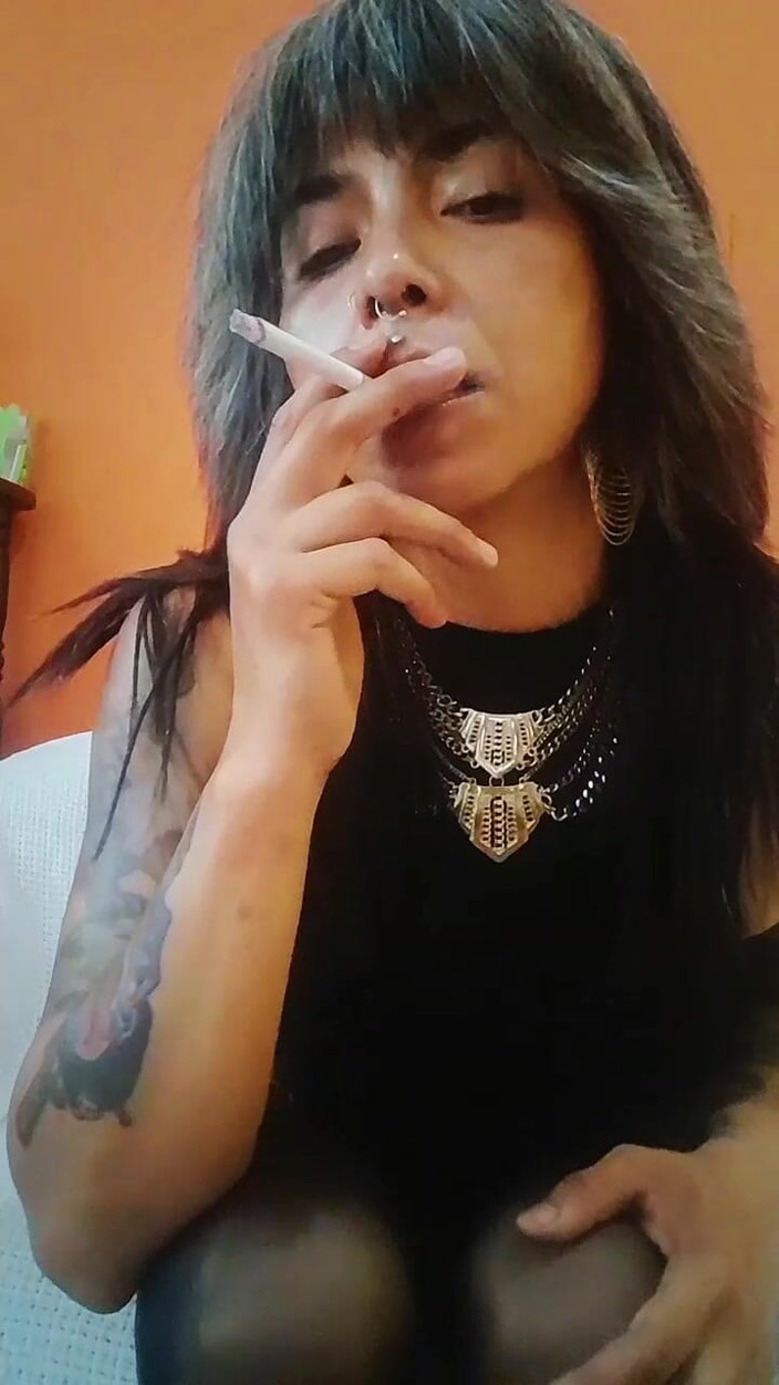 Casia Castro: Smoke break - vieni a giocare con me