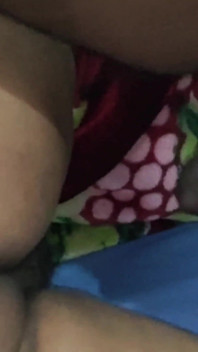 已婚妻子欺骗她的丈夫，并被青少年继兄弟性交