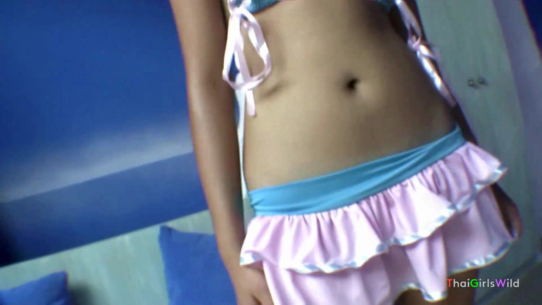 Thai Girls Wild: Une Thaïlandaise tatouée se fait éjaculer dessus