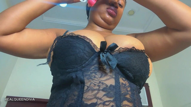 Real Queen Diva: Cewek kulit hitam lagi asik muncrat ekstrem