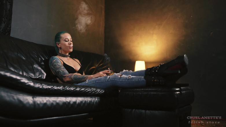 Cruel Anettes fetish world: Anette fuma en jeans y botas 4k