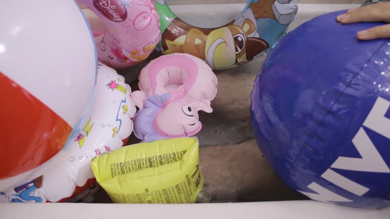 Inflatable Lovers: Banheiro com infláveis