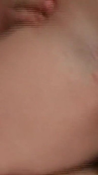 饥渴熟女用手指自慰