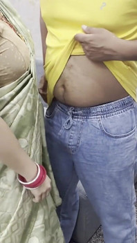 Aku nekad ngentot saudara tiriku yang seksi saat dia crot di depanku pakai kain sree