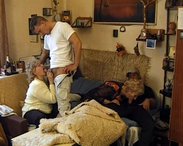 BB Video - Old School: Оргия с немецкой бабушкой на улице в любительском видео и анальный секс