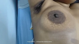 Ma demi-sœur chevauche ma bite, seins sexy