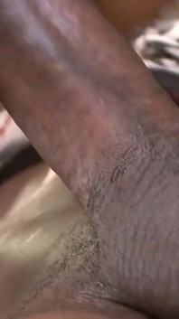 穿孔的黑发小妞喜欢被大黑屌搞砸