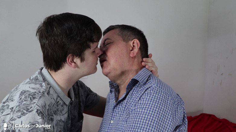 Carlos And Junior: 父と息子がキスしている