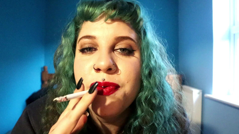 Goddess Kinx: Asmr susurrando provocación fumando: golpe para mis tetas y semen...