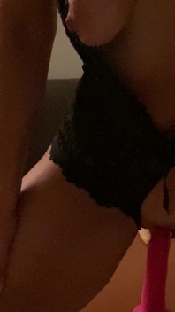 Violette tar sin stora dildo