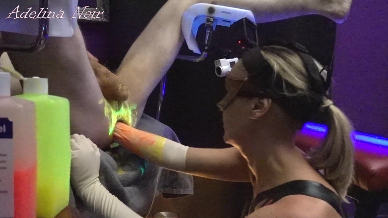 FISTINGQUEEN: UV neonljus fisting Adelina Noir och Fistdude