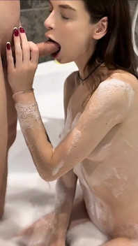 Asyasky pengen ngentot aku di jacuzzi. Dia akhirnya mengisapku.