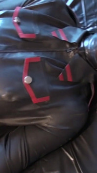 Lateks Danielle askeri kedi kıyafetiyle mastürbasyon yapıyor