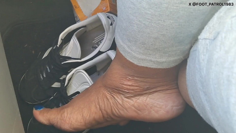 Foot Patrol: Barfuß beifahrer blaue zehen spielen beim reiten im auto