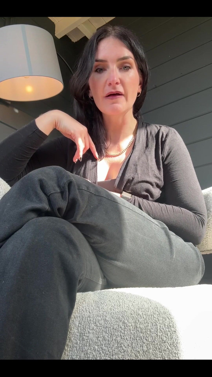 Adreena Winters: Kleine lul belasting verschuldigd!