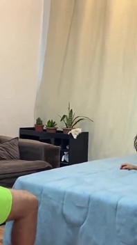 Ich gab es meinem Ehemann vor dem Abonnenten und ließ ihn es sich ansehen