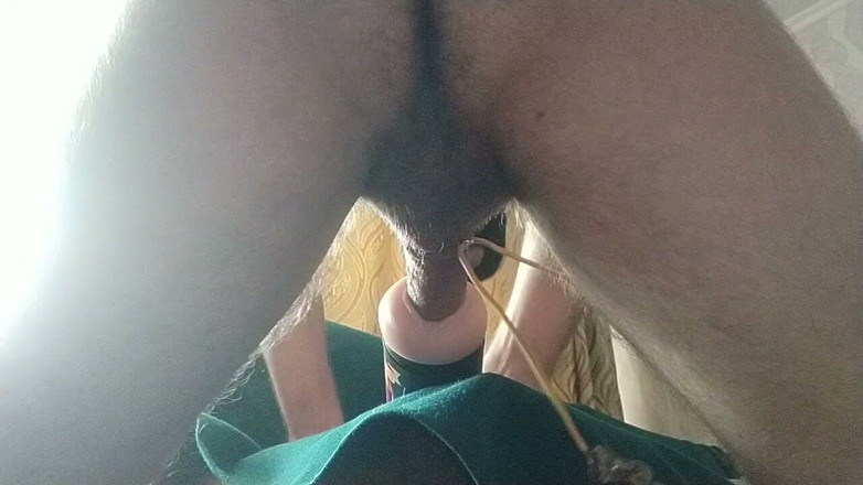 Hot guy solo: 角質ゲイ荒クソ偽の電気の猫、うめき声と懐中電灯の中で絶頂