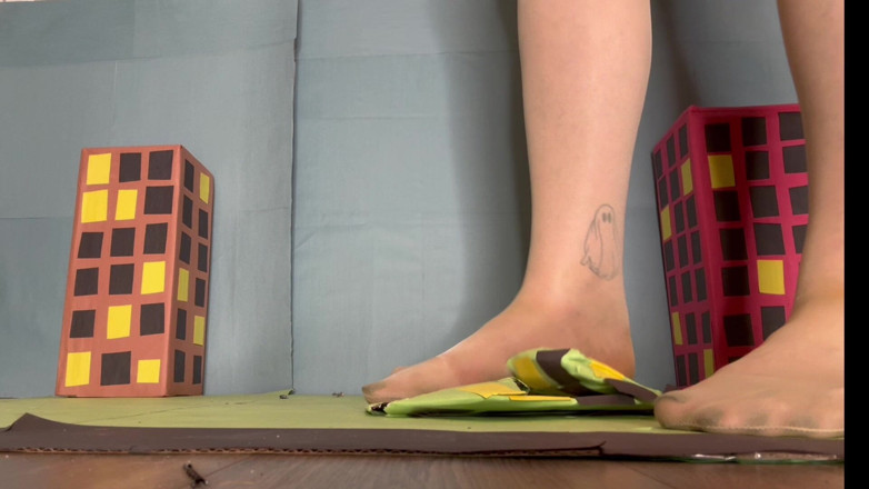 Peppermint Giantess: Mayors Giantess asistanı şehri parçalıyor