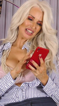 Ashley, MILF à forte poitrine, adore s’amuser toute seule au téléphone