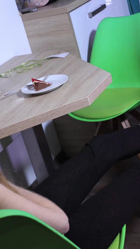 Uzun ayak parmaklarından tatlıyı yala ve büyük ayaklarına tap