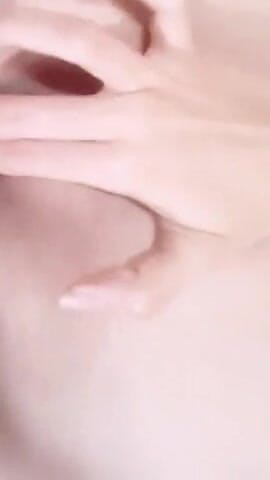 Pretty Clari: A virgin girl masturbate