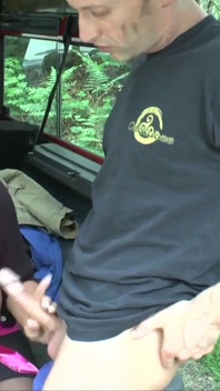 Sex v autě se sexy milfkou v punčochách, která to má ráda v zadku