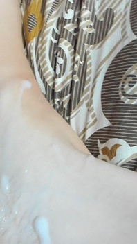 Dildo götüme dokunmak beni ıslatıyor ve boşaltıyor