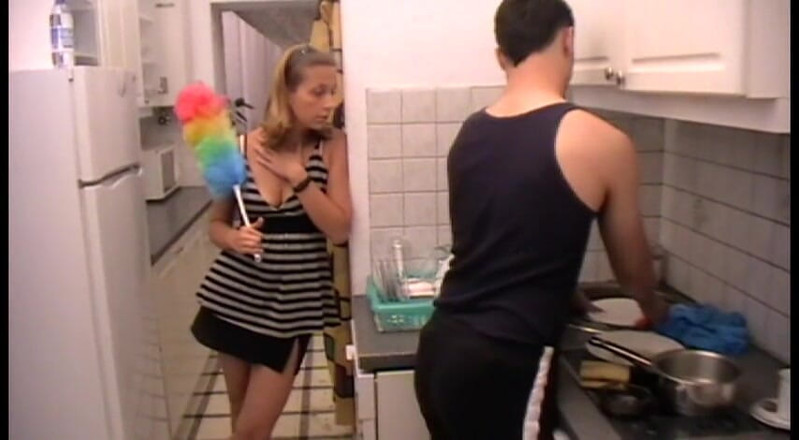 Femdom Austria: Sbrigati e mareggia quella cucina, schiavo!