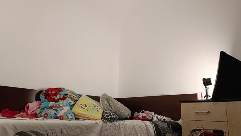 Amateur_MS: 집에서 알몸으로 운동하는 섹시한 마누라. 보지에 손가락으로 자위하는 아마추어 마누라.