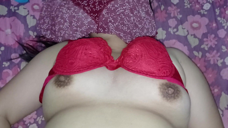 BisayaCouple29: Quente milf vestindo sutiã vermelho recebe um pau grande