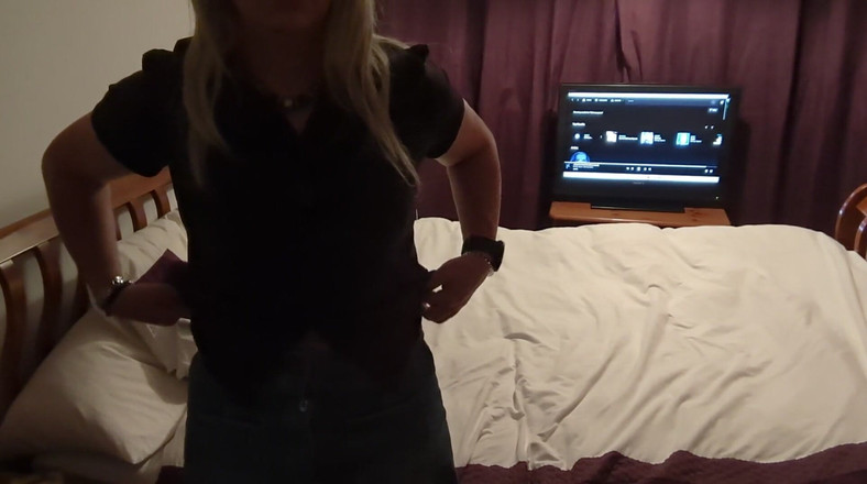 NikkiGee: 大量精液！你会舔吗？