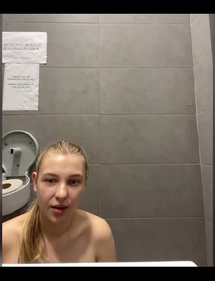 JuiceLussie: 在厕所自慰