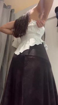 Morena De Gran Culo Probándose Ropa Nueva En El Probador Del Centro Comercial