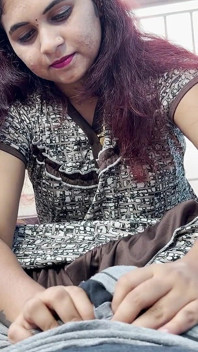 Mallu dívka dělá ruční práci a masáž penisu manželovu kamarádovi
